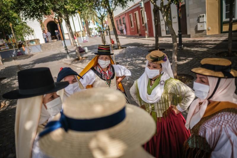 Balcones engalanados por la festividad de San Benito.