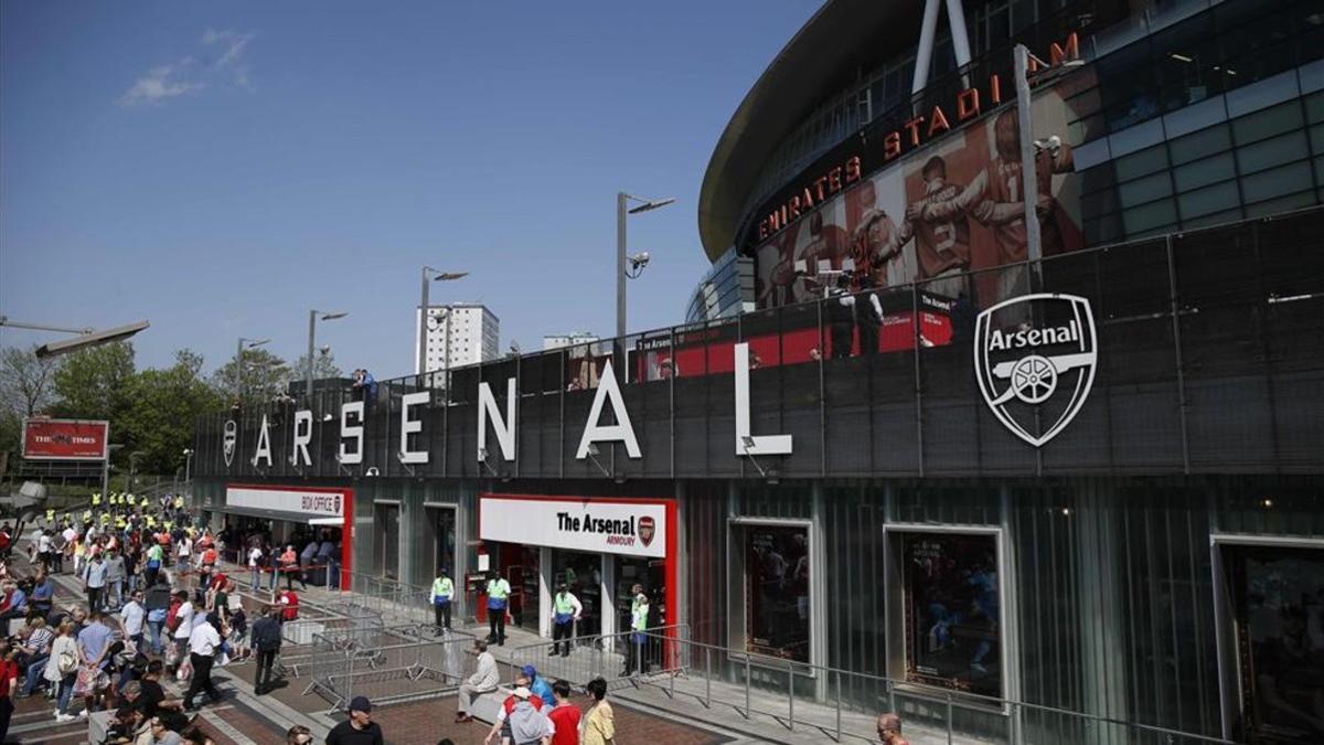 undefinedfans arrive for the english premier league footbal180424173904