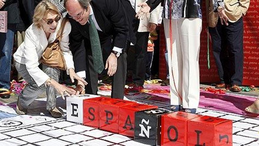 La escritora Soledad Puértolas y el ministro de Educación, Ángel Gabilondo, este sábado, durante la celebración del Día del Español en Madrid