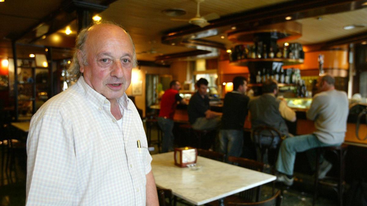 Pere Heredero, en el bar Versalles en 2005, poco después de jubilarse.