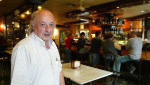 Pere Heredero, en el bar Versalles en 2005, poco después de jubilarse.