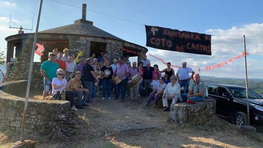 Imagen de algunos de los asistentes a la primera xuntanza del Coto de Castro y varios gaiteiros.