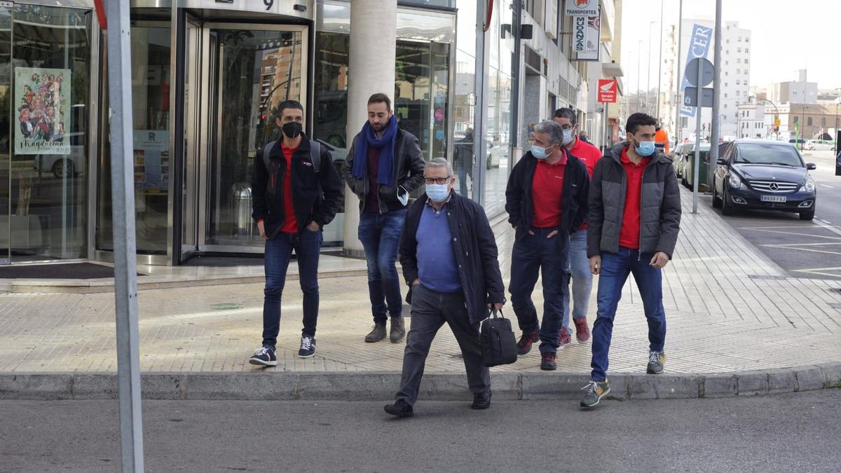 Representantes de los trabajadores de Nordex la Vall d&#039;Uixó, minutos antes de reunirse con la empresa, este jueves, en Castelló.