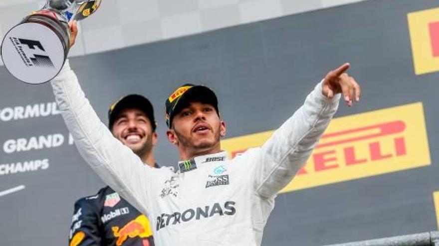 Hamilton celebra el seu triomf sobre el podi al circuit belga d&#039;Spa-Francorchamps.