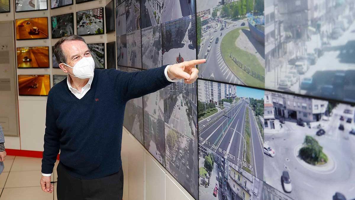 Abel Caballero en la sala de control de tráfico del ayuntamiento, ayer