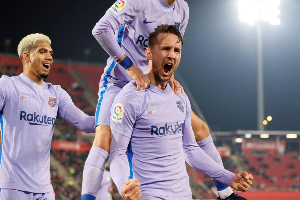 De Jong celebra el gol que le dio los tres puntos al Barça en Son Moix.