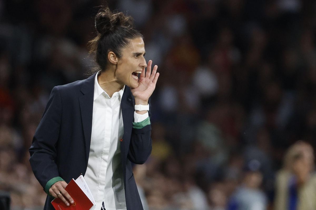 BERNA (SUIZA), 11/07/2025.- La entrenadora española, Montse Tomé, da indicaciones a sus jugadoras este viernes, durante el partido del Grupo B de la Eurocopa 2025 que disputan las selecciones de Italia y España, en el Estadio Wankdorf, en Berna (Suiza). EFE/ Ana Escobar