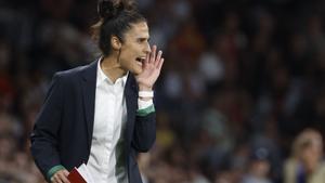 BERNA (SUIZA), 11/07/2025.- La entrenadora española, Montse Tomé, da indicaciones a sus jugadoras este viernes, durante el partido del Grupo B de la Eurocopa 2025 que disputan las selecciones de Italia y España, en el Estadio Wankdorf, en Berna (Suiza). EFE/ Ana Escobar