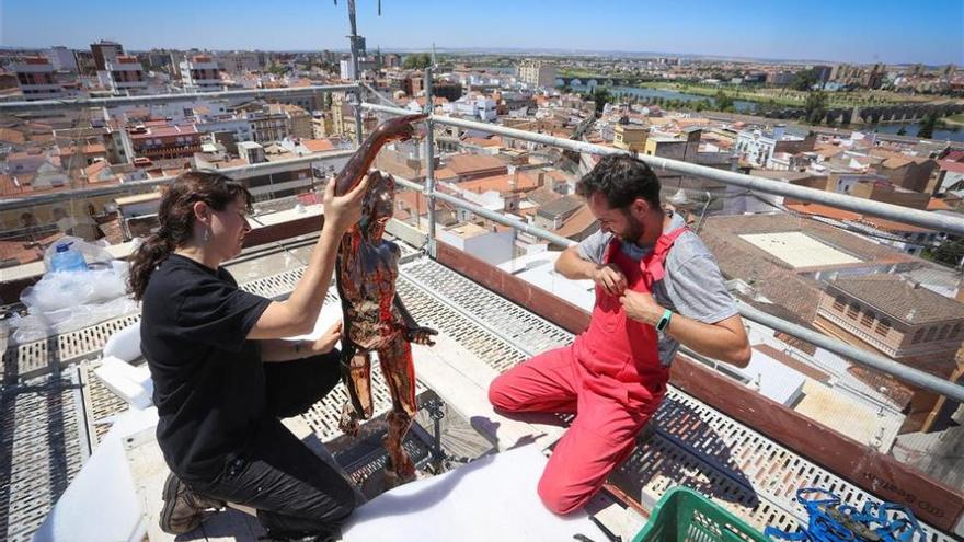 Telefónica corona de nuevo la torre de la Giralda de Badajoz con una réplica de Mercurio