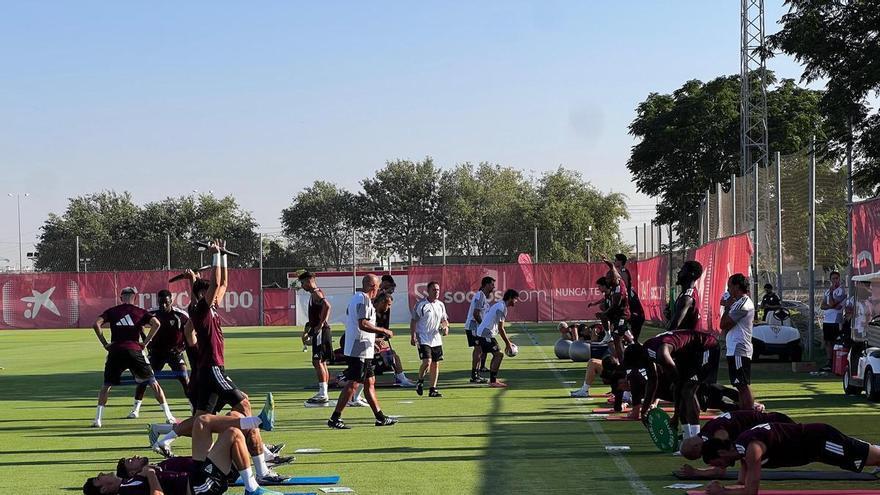 Rafa Mir, entre las numerosas ausencias en el primer entrenamiento del Sevilla en pretemporada