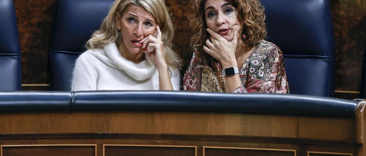 La ministra de Trabajo, Yolanda Díaz, junto a la titular de Hacienda, María Jesús Montero, en el Congreso.