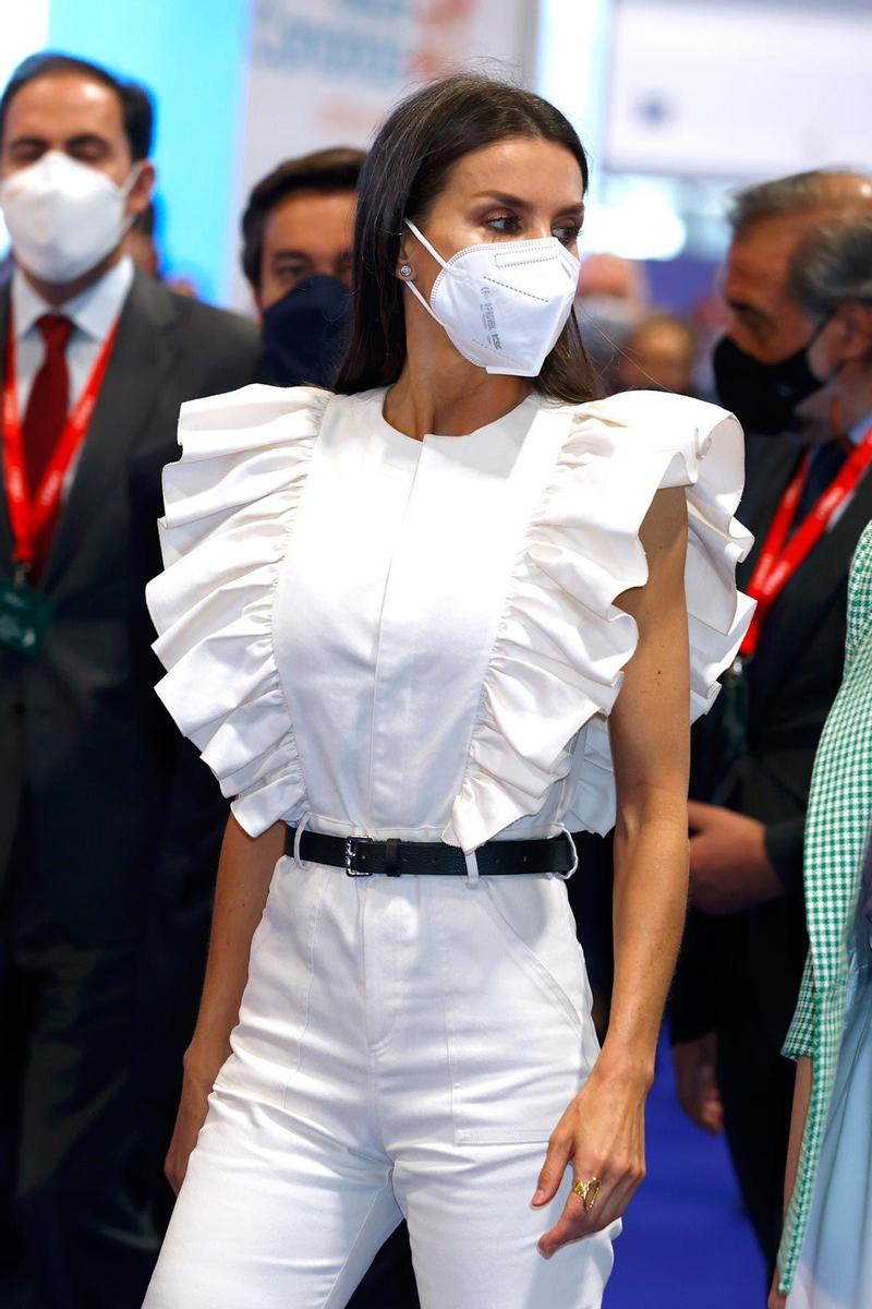 La reina Letizia acierta en FITUR 2021 con un mono blanco con volantes en las mangas de la marca The IQ Collection