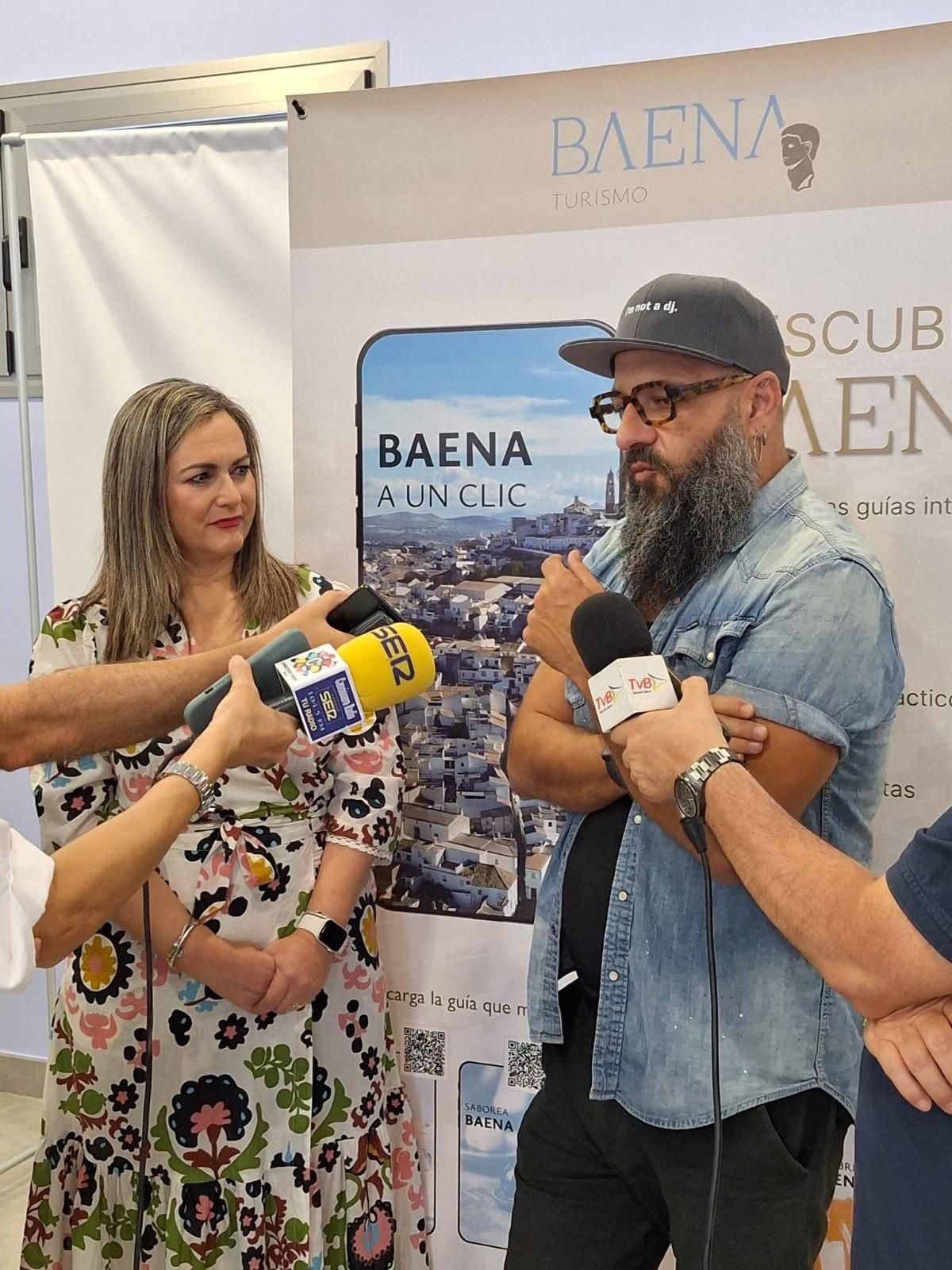 La alcaldesa de Baena, María Jesús Serrano, junto al actor baenense Antonio Reyes y el productor audiovisual Antonio Galisteo.