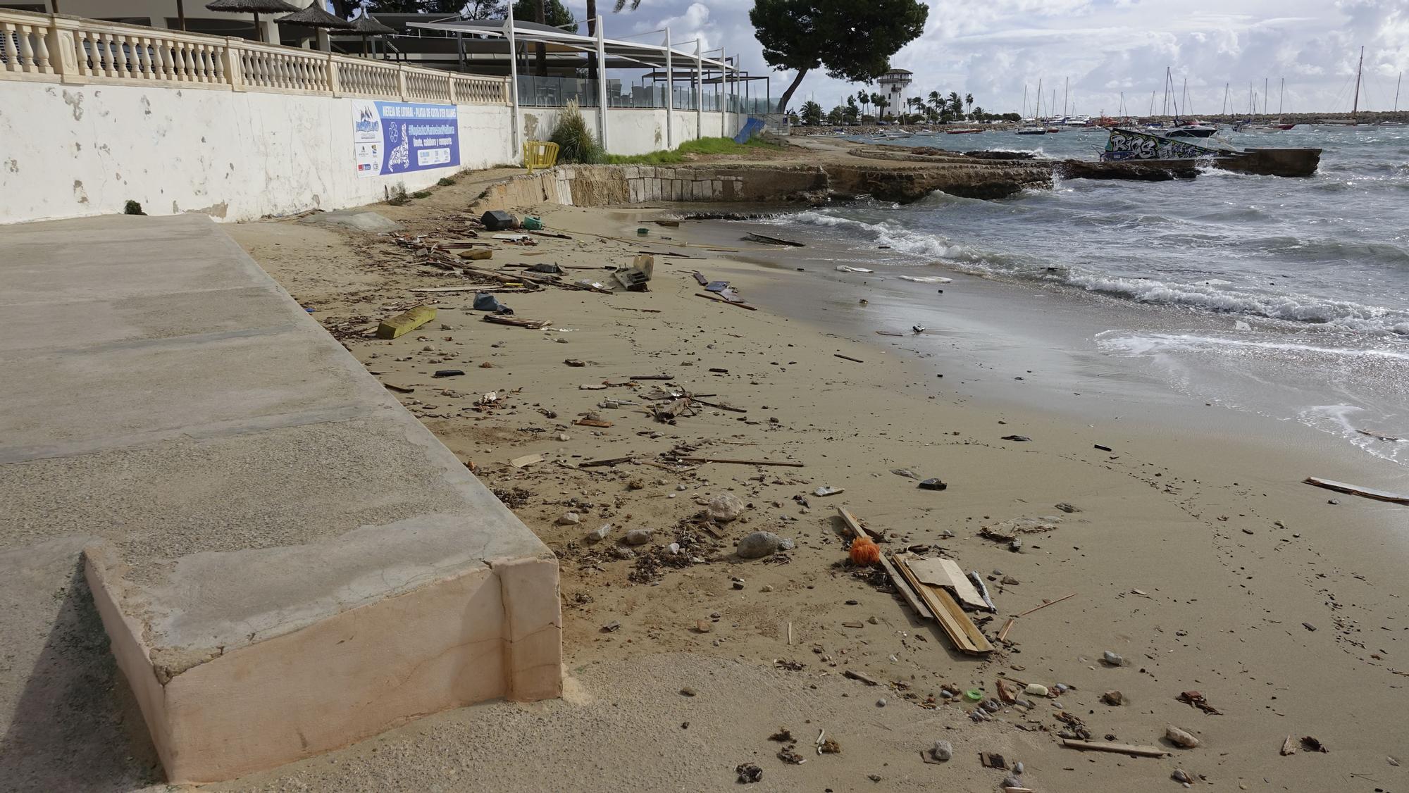 El oleaje destroza contra las rocas de Portals un barco varado