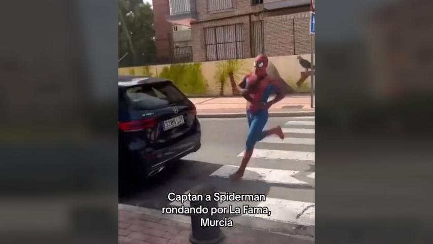 Un hombre vestido de Spiderman irrumpe en un barrio de Murcia y se hace viral por su insólito comportamiento