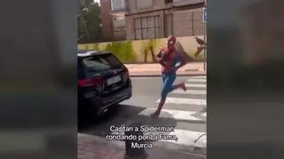 Un hombre vestido de Spiderman irrumpe en un barrio de Murcia y se hace viral por su insólito comportamiento