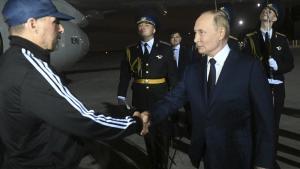 Vladímir Putin recibe en Moscú a uno de los presos.