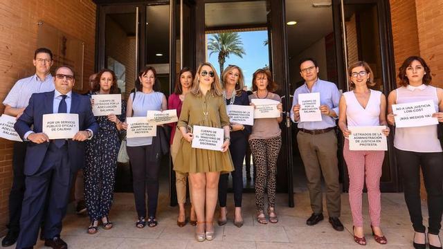 Imagen de los Letrados de la Administración de Justicia concentrados en Orihuela.