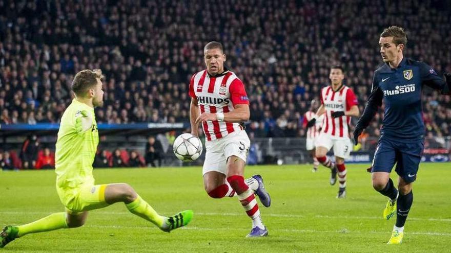 Griezmann intenta llegar al balón pero se adelanta Zoet, portero del PSV.