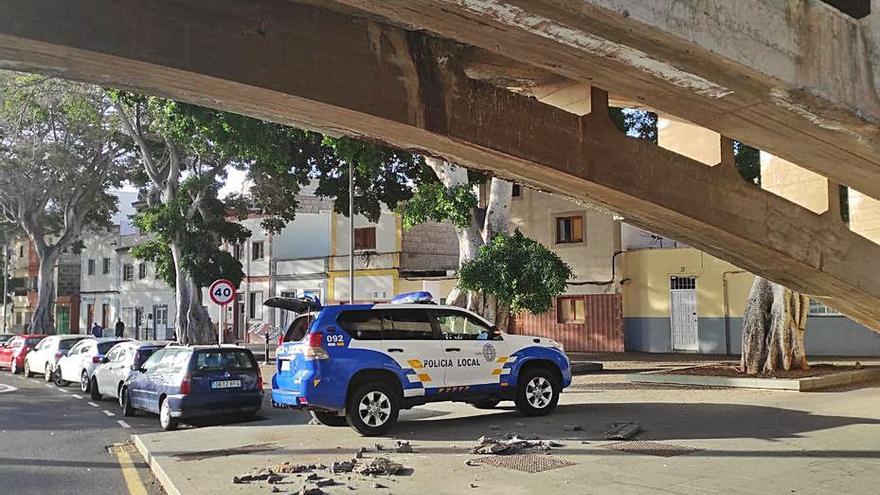 Caen cascotes del puente de San Andrés | TWITTER POLICÍA LOCAL