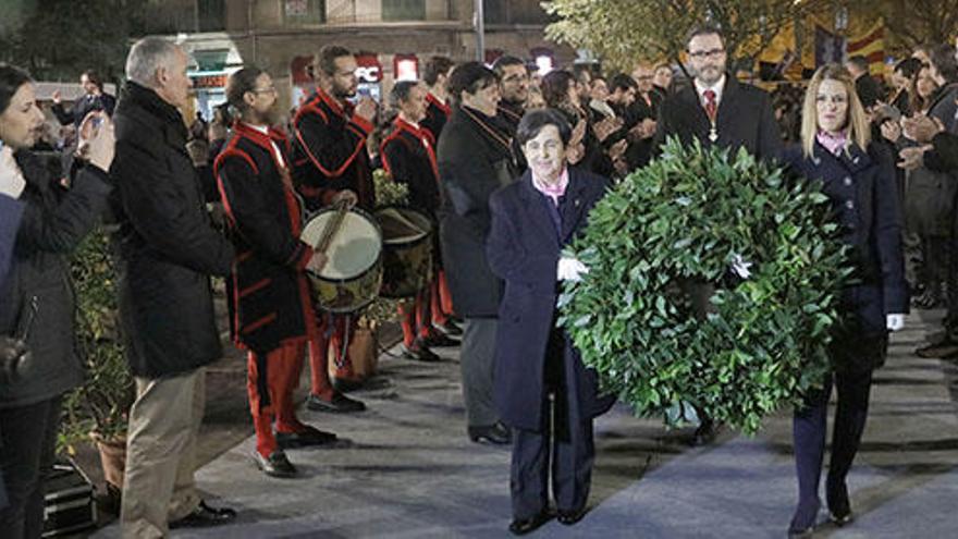 Las autoridades presiden la ofrenda floral al rey Jaume I