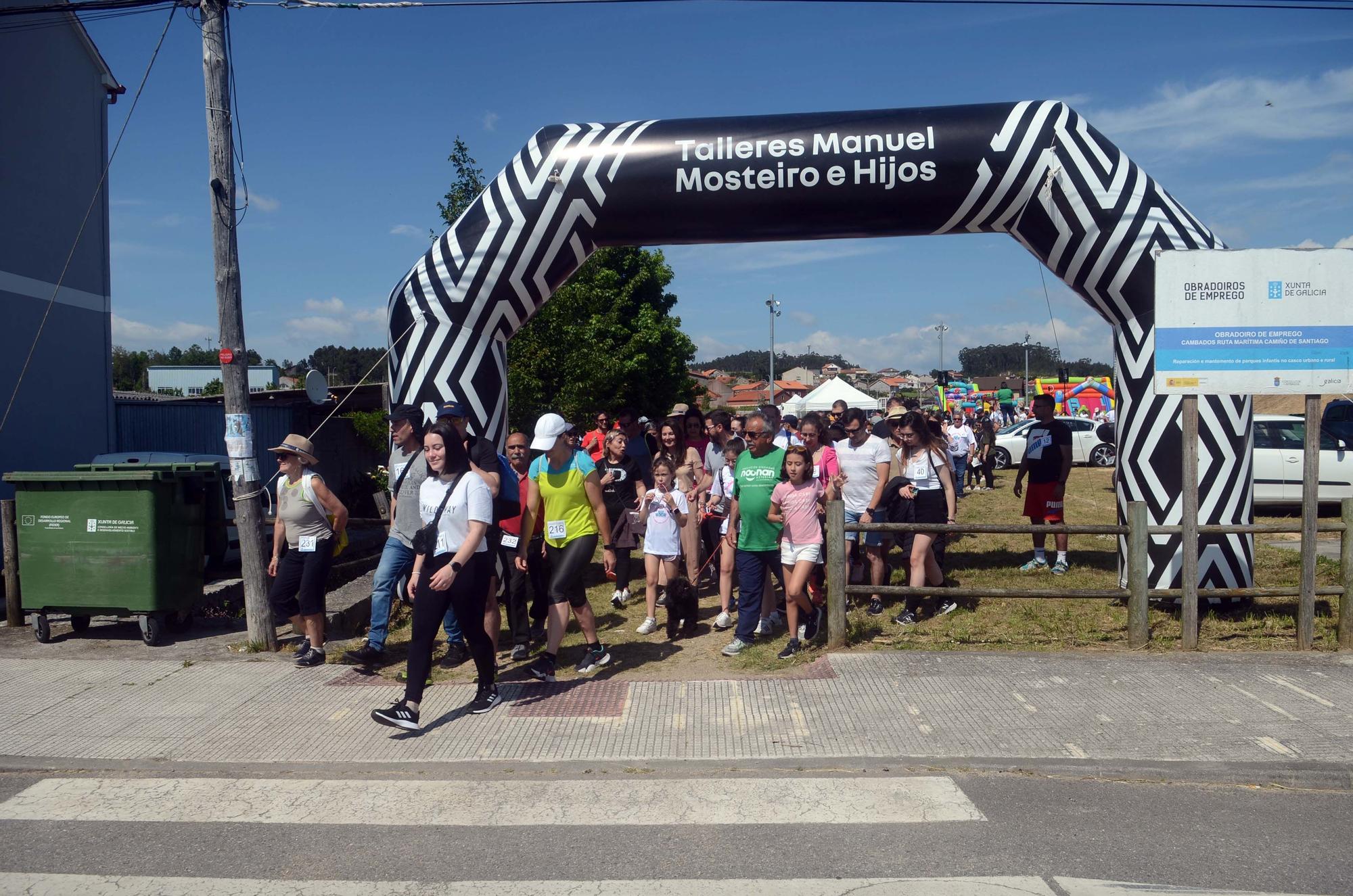 Participantes en la “andaina” solidaria organizada por la asociación Xuventude de Vilariño (Cambados), a beneficio de la lucha contra el síndrome de Noonan.