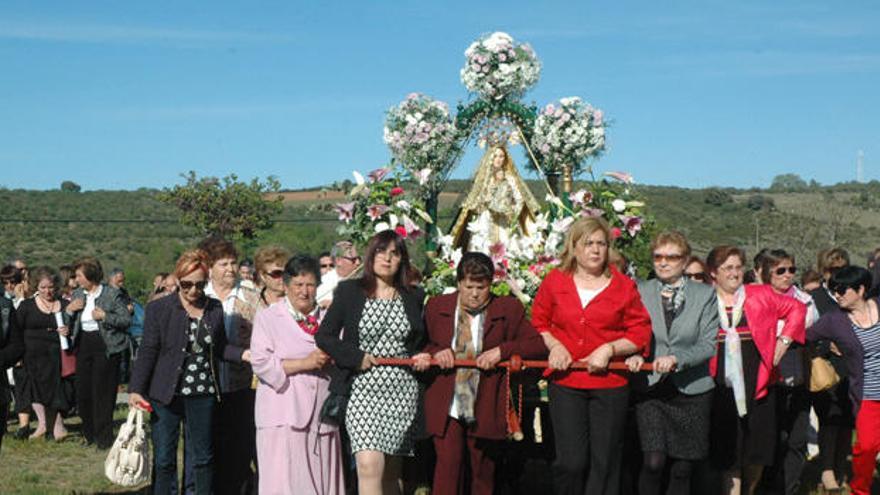 Vecinos de Losacio junto a la Virgen del Puerto en una pasada edición de la romería.