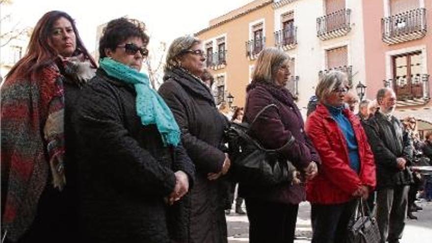 Un centenar de persones es va congregar davant l&#039;Ajuntament per condemnar el crim.