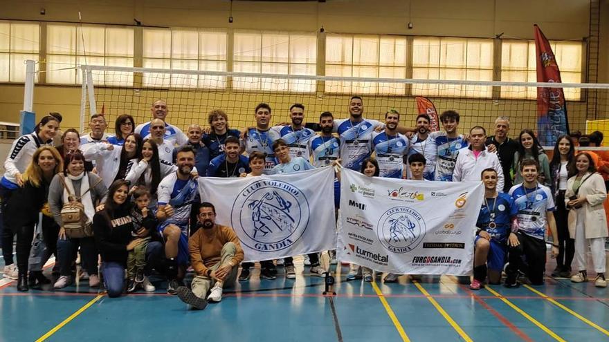 El CV Gandia sénior masculino con la afición que se desplazó a el Campello