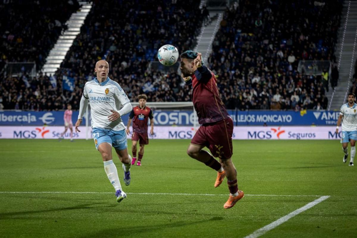 Valery, ante Mella en el Ibercaja Estadio en el duelo ante el Deportivo.