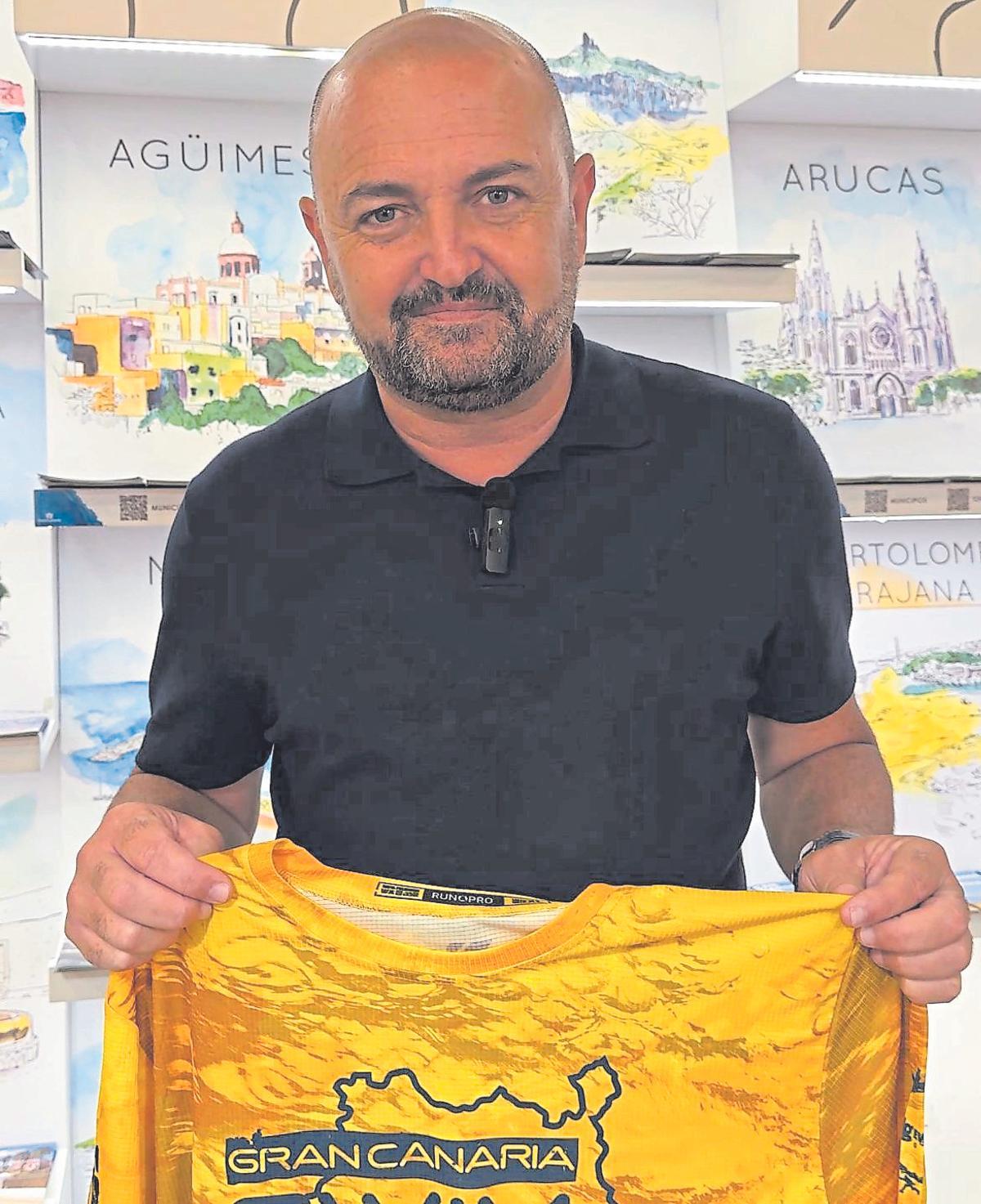 Carlos Álamo, consejero de Turismo de Gran Canaria, repasa detalles de la prueba.