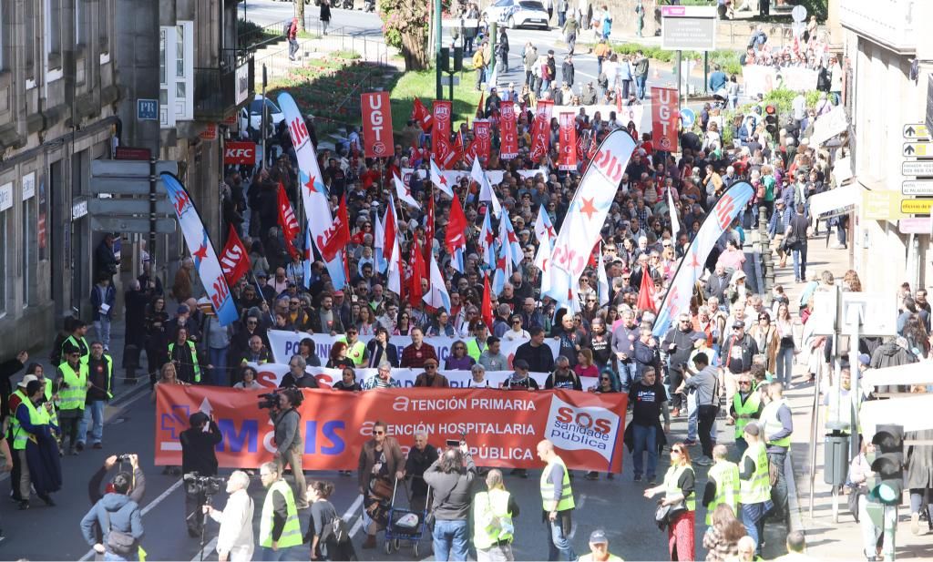 Miles de gallegos reivindican mejoras en la sanidade pública en Santiago