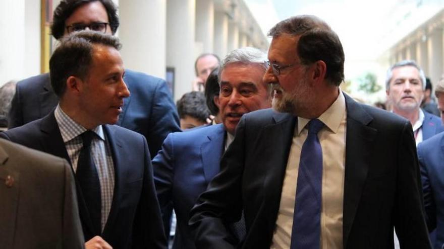 Gil charla con Rajoy en los pasillos del Senado.