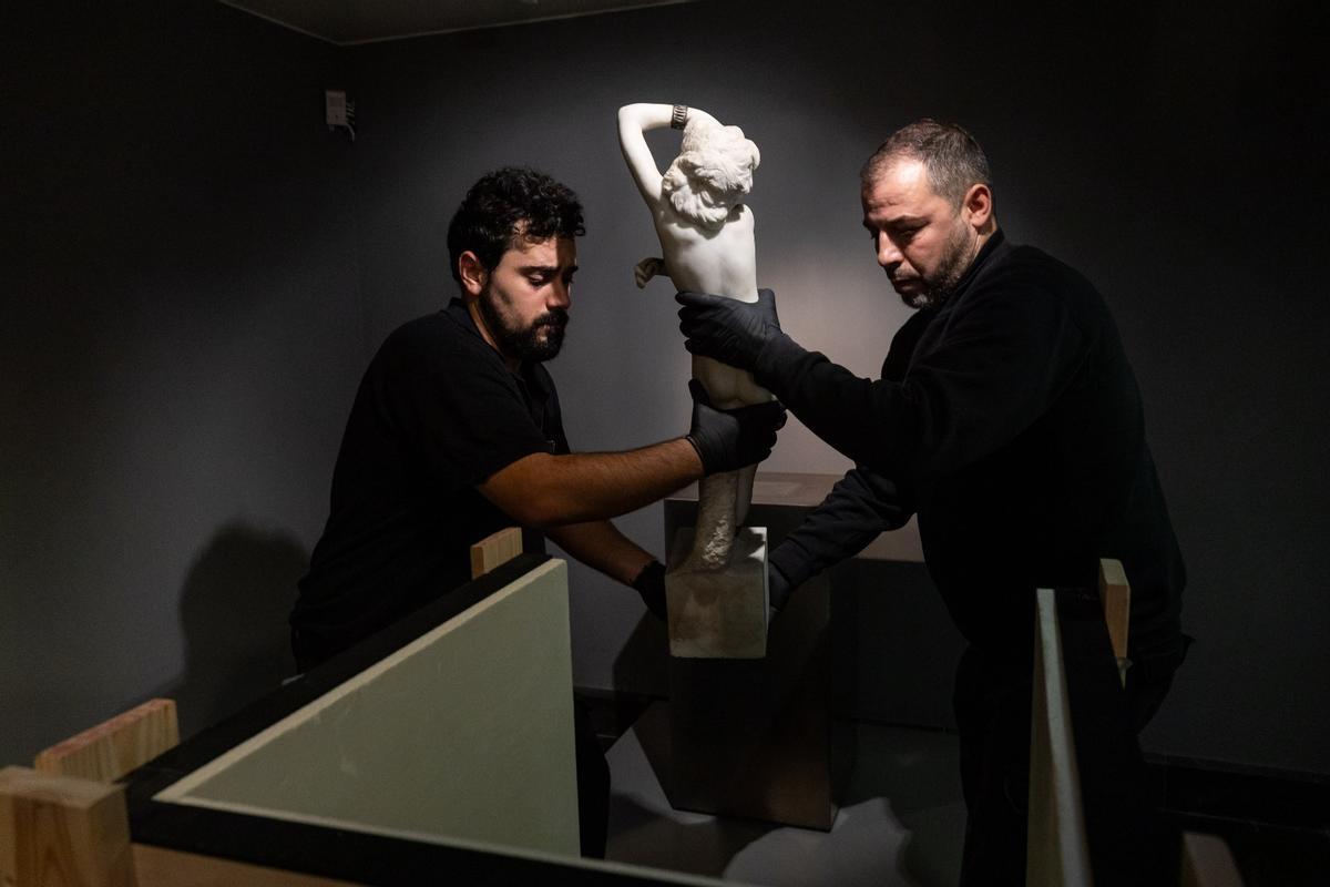 Ambas esculturas han viajado este martes a la ciudad condal.