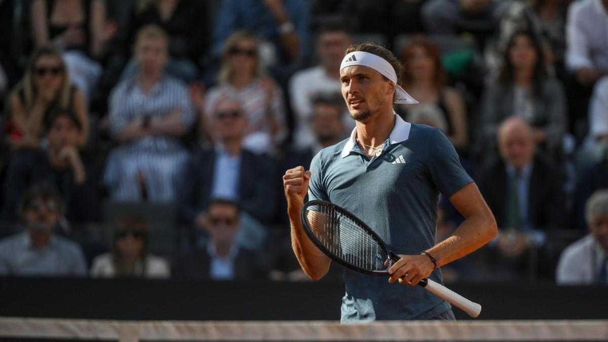 Zverev celebra un punto ante Jarry