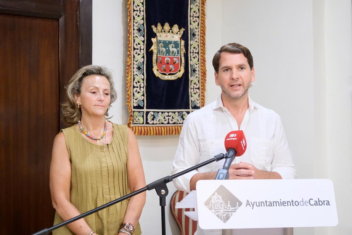 El alcalde de Cabra, Fernando Priego, junto a la delegada municipal de Feria y Fiestas, Rosi Lama.
