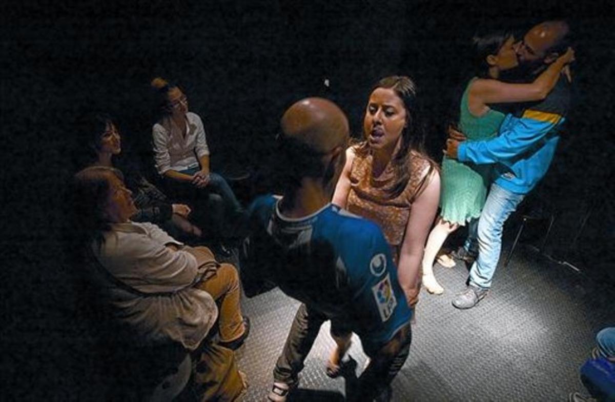 Molt íntim 8 Una escena de la miniobra ’Swingers’ davant només tres espectadors, dijous passat. Molt íntim 8 Una escena de la miniobra ’Swingers’ davant només tres espectadors, dijous passat.
