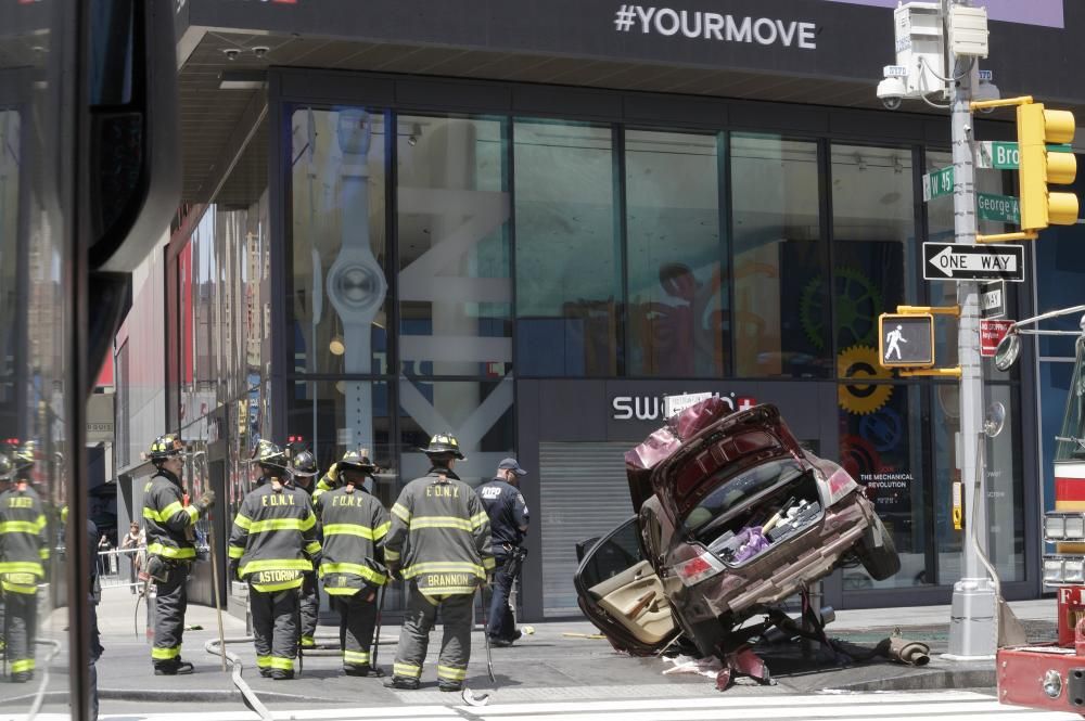 Un coche atropella a una multitud en Times Square