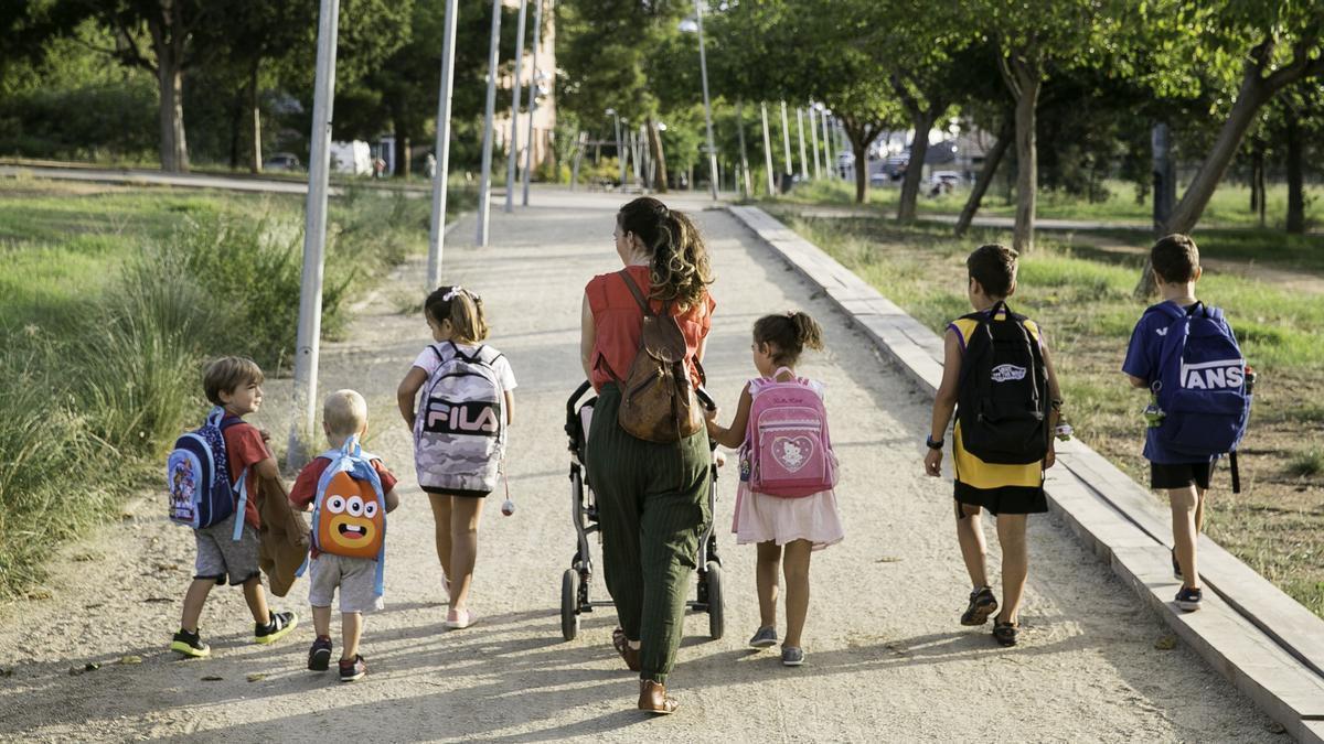 Una familia numerosa, de camino al colegio.