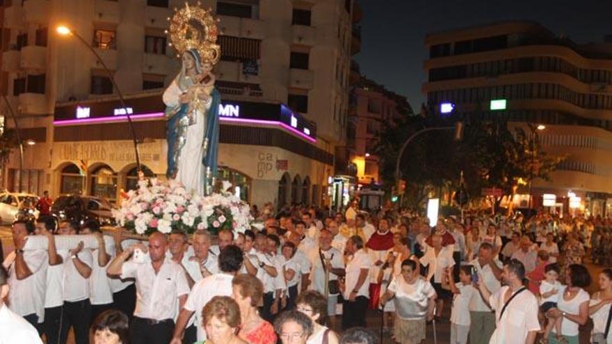 La procesión recorrió las calles de Vila desde Santa Cruz hasta la Catedral.