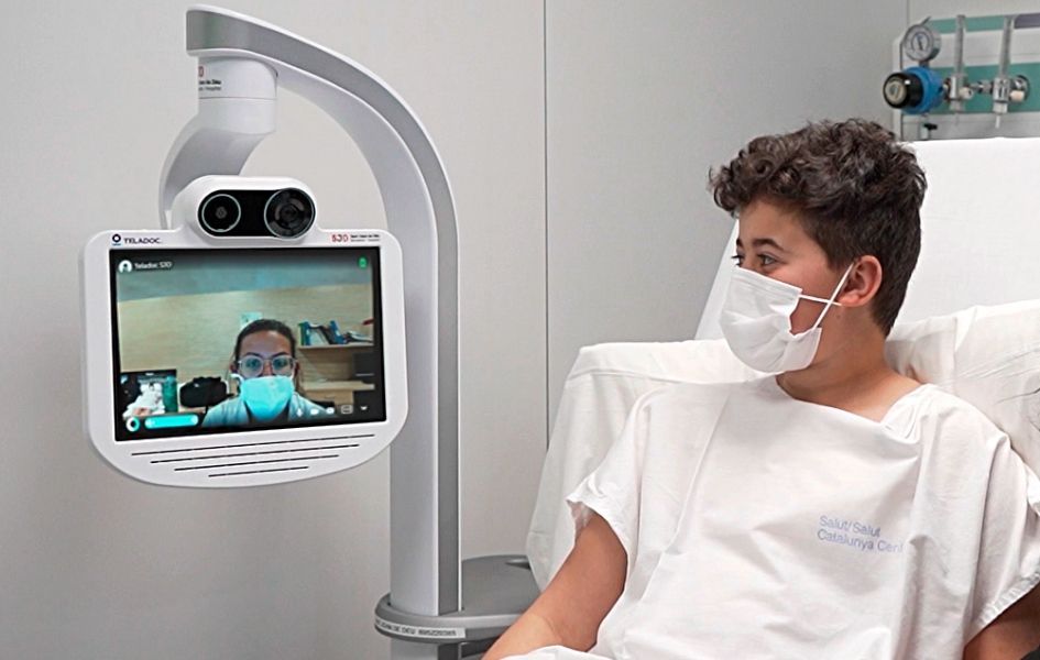 Un robot permite a pediatras de Sant Joan de Déu visitar a distancia a niños en el Hospital de Berga