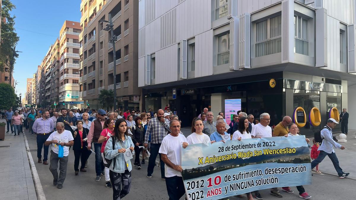 Los manifestantes a la altura del Residencial San Mateo por la arteria principal de la ciudad.