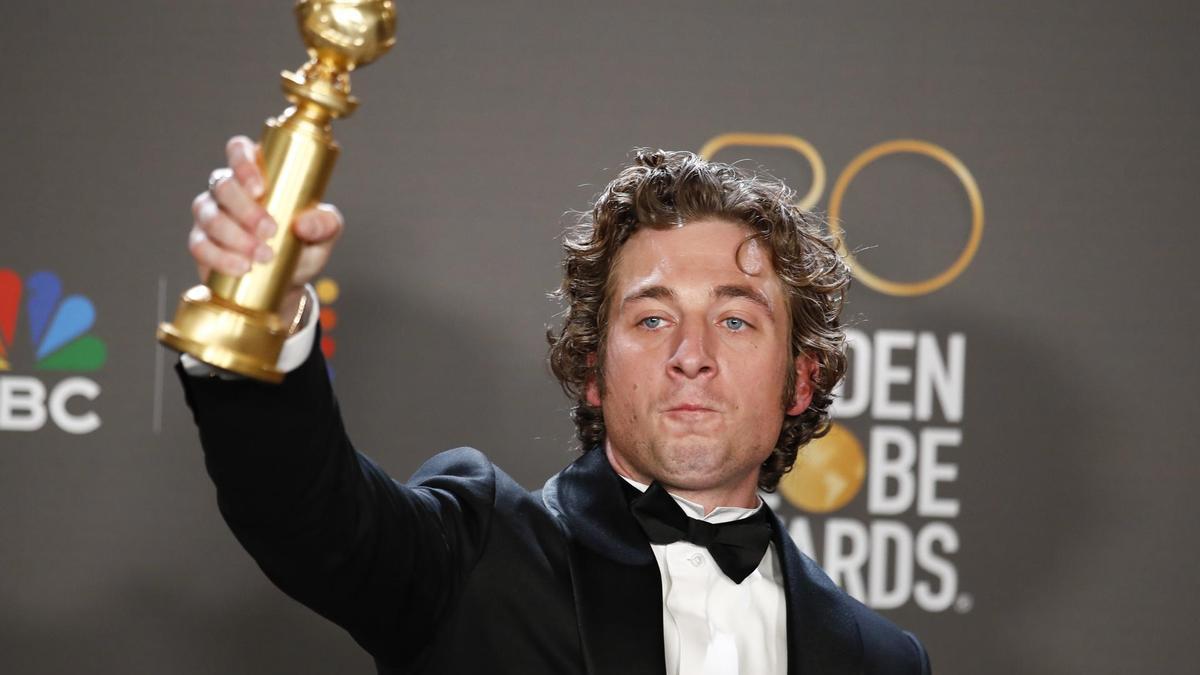 El actor estadounidense Jeremy Allen White posa con su premio a Mejor Actor de Serie Musical o de Comedia.