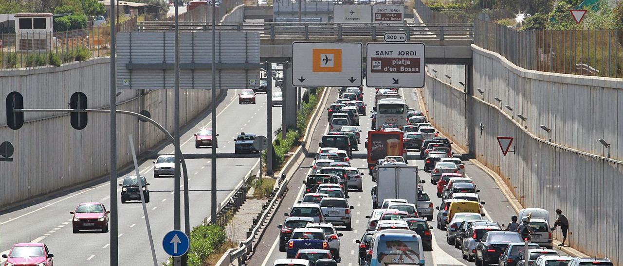 Retención de tráfico en la salida del túnel de Can Sifre en dirección hacia el aeropuerto, en una imagen de archivo.