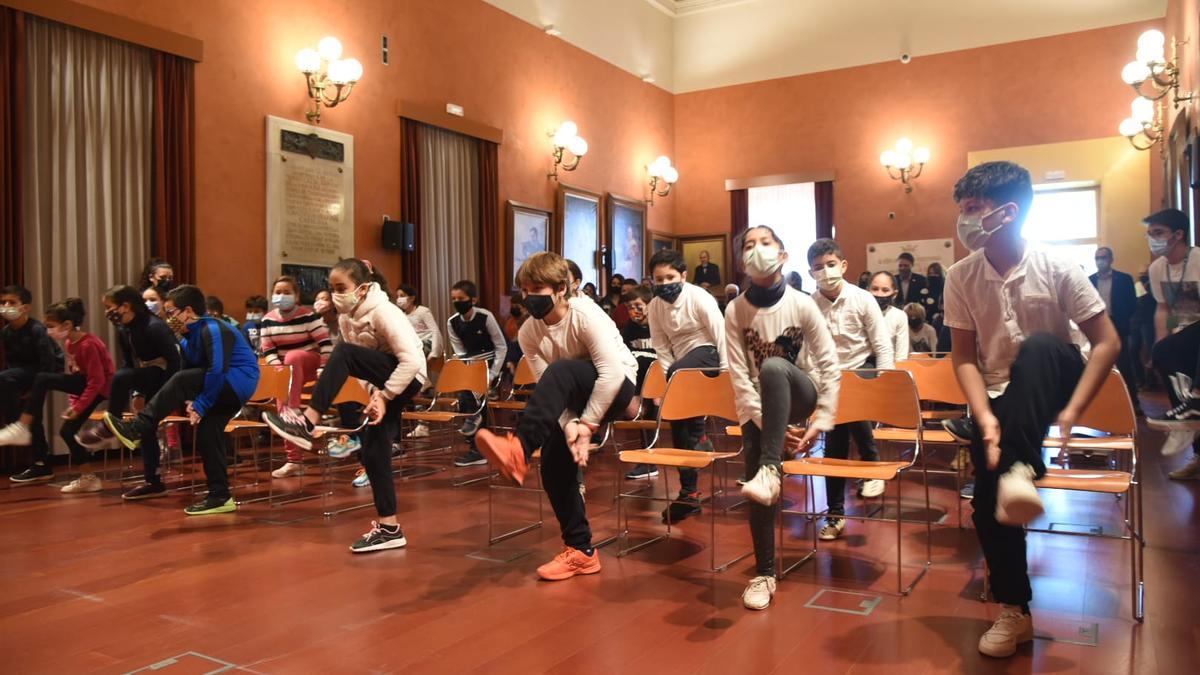 Els nens i nenes han preparat una activitat de percussió corporal que han escenficiat al saló de plens