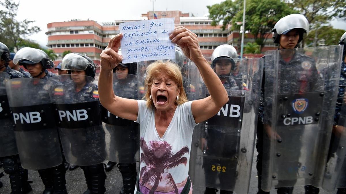 Una seguidora de Guaidó protesta ante el cuartel de San Bernardino, en Caracas.