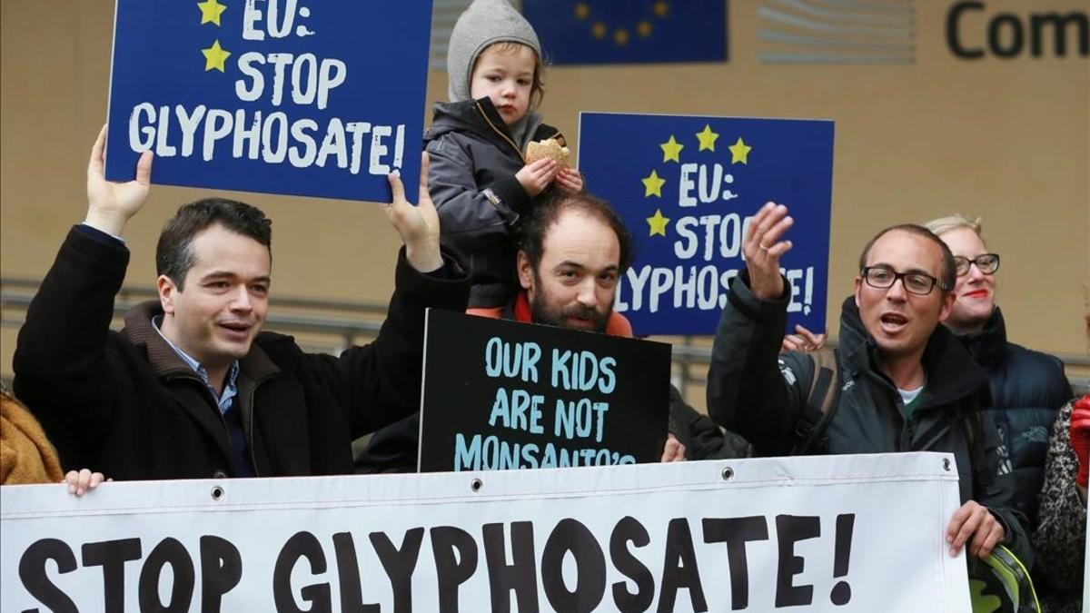 Activistas protestan contra la posible renovación de la licencia del glifosato, en Bruselas.