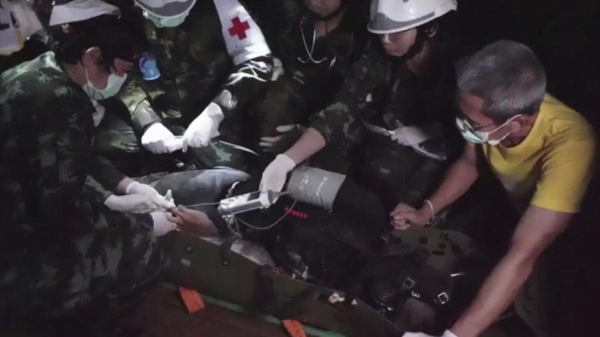 El equipo de rescate traslada a uno de los niños atrapados en la cueva de Tailandia, el pasado 11 de julio.