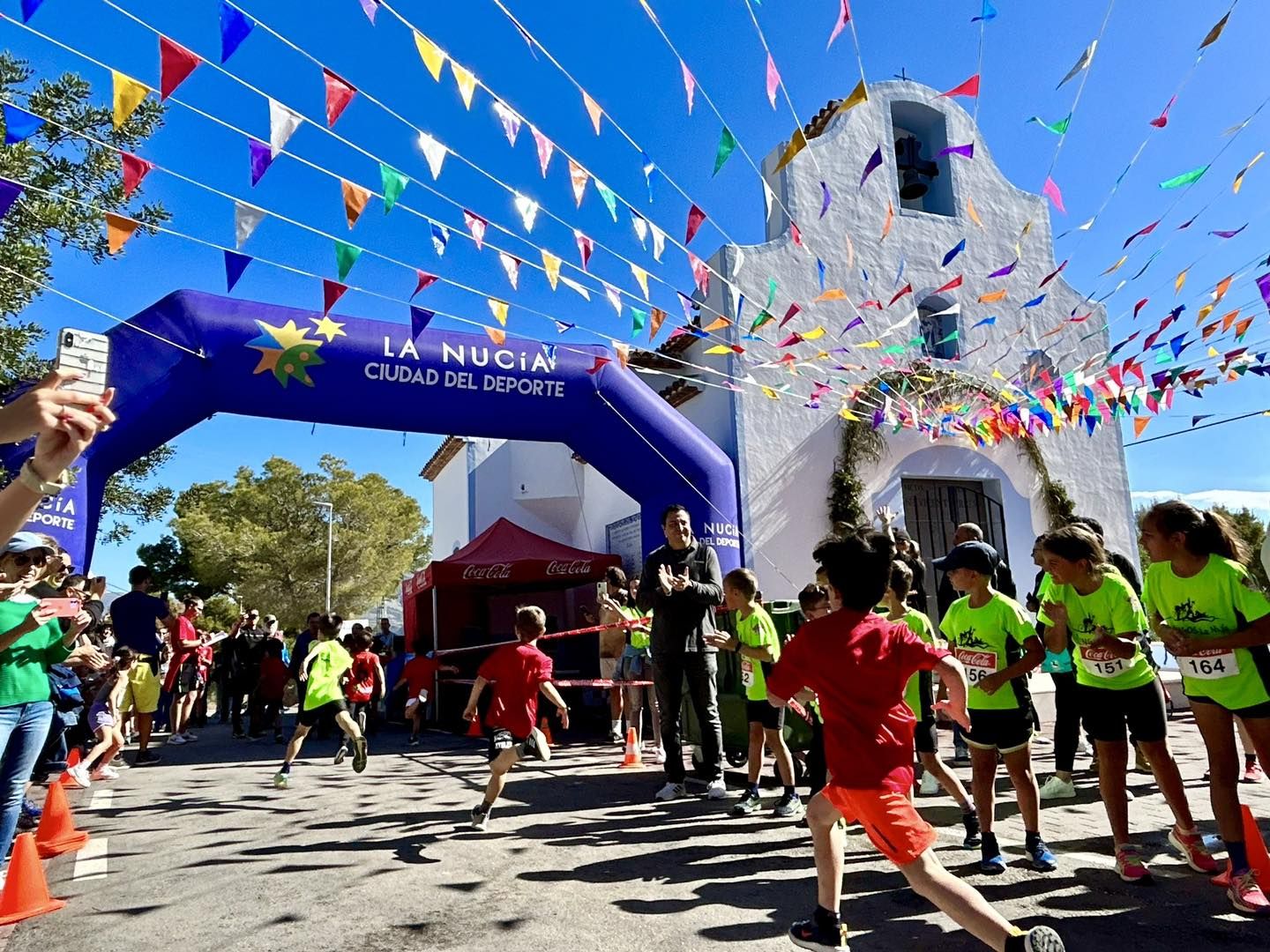 106 niños y niñas de todas las edades participaron en estas carreras que pretenden fomentar el deporte del atletismo entre los escolares.