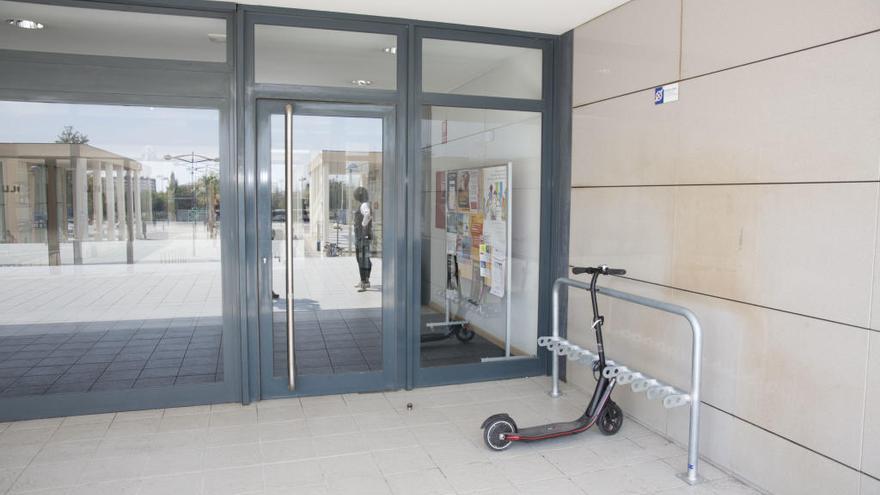 La Universitat Jaume I instala aparcapatinetes y regula su uso en el interior del campus